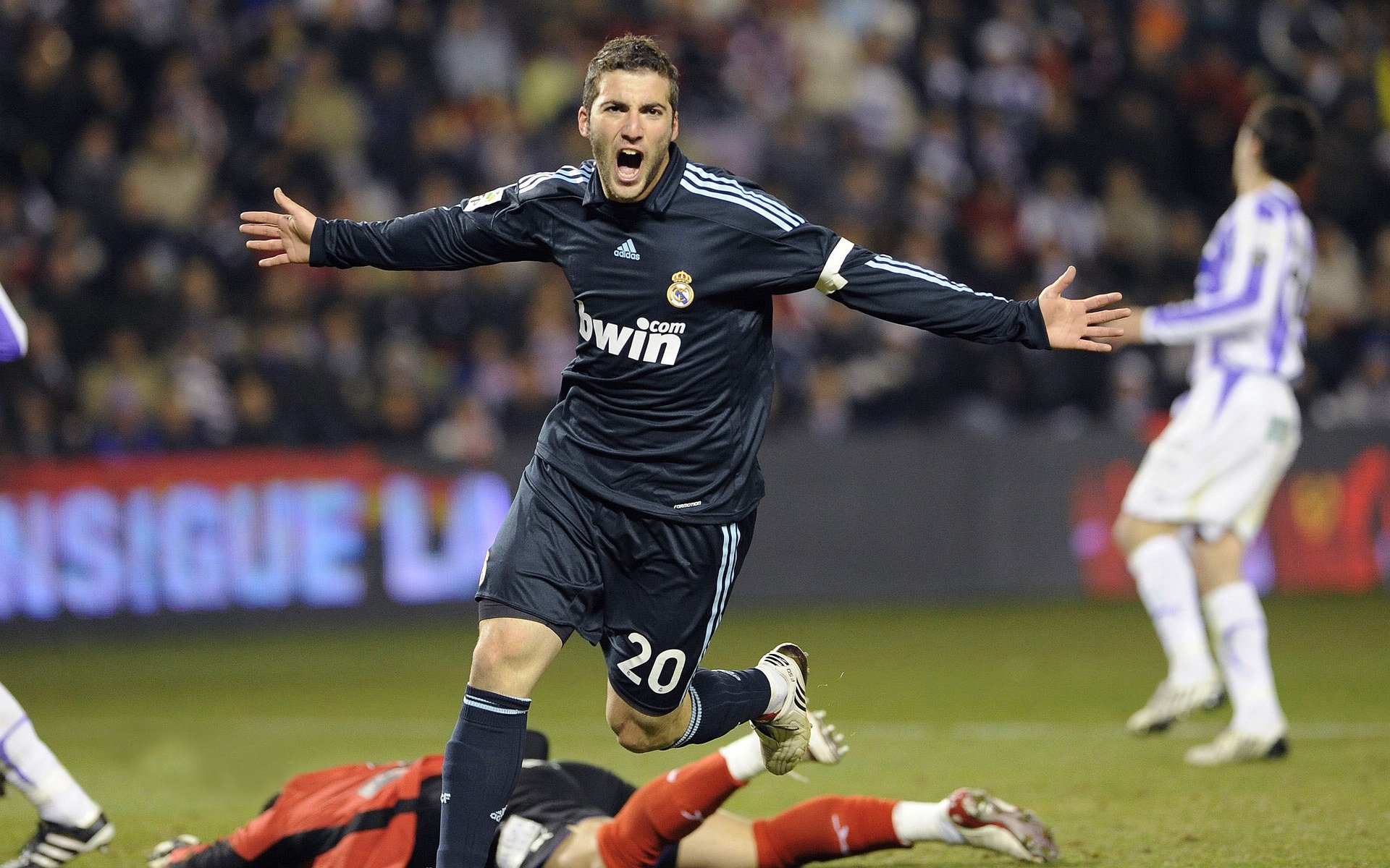 球迷狂热:疯狂应援让比赛高潮不断,球迷欢呼视频